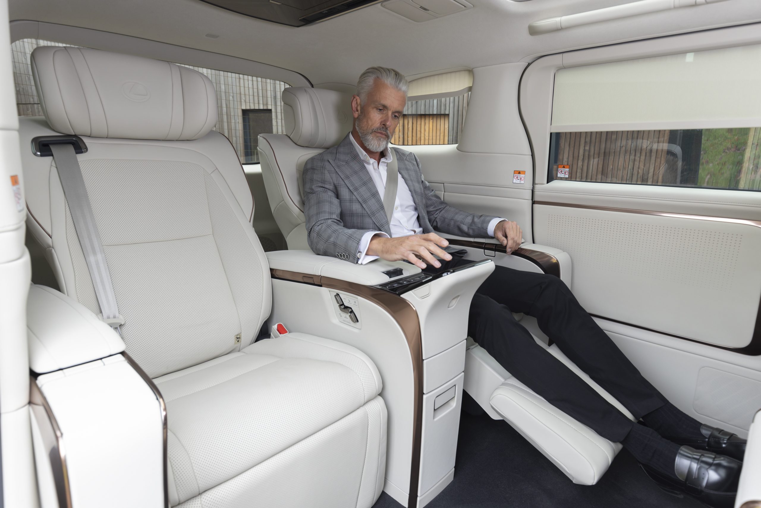Lexus LM 500h 6 chỗ – An toàn 2
