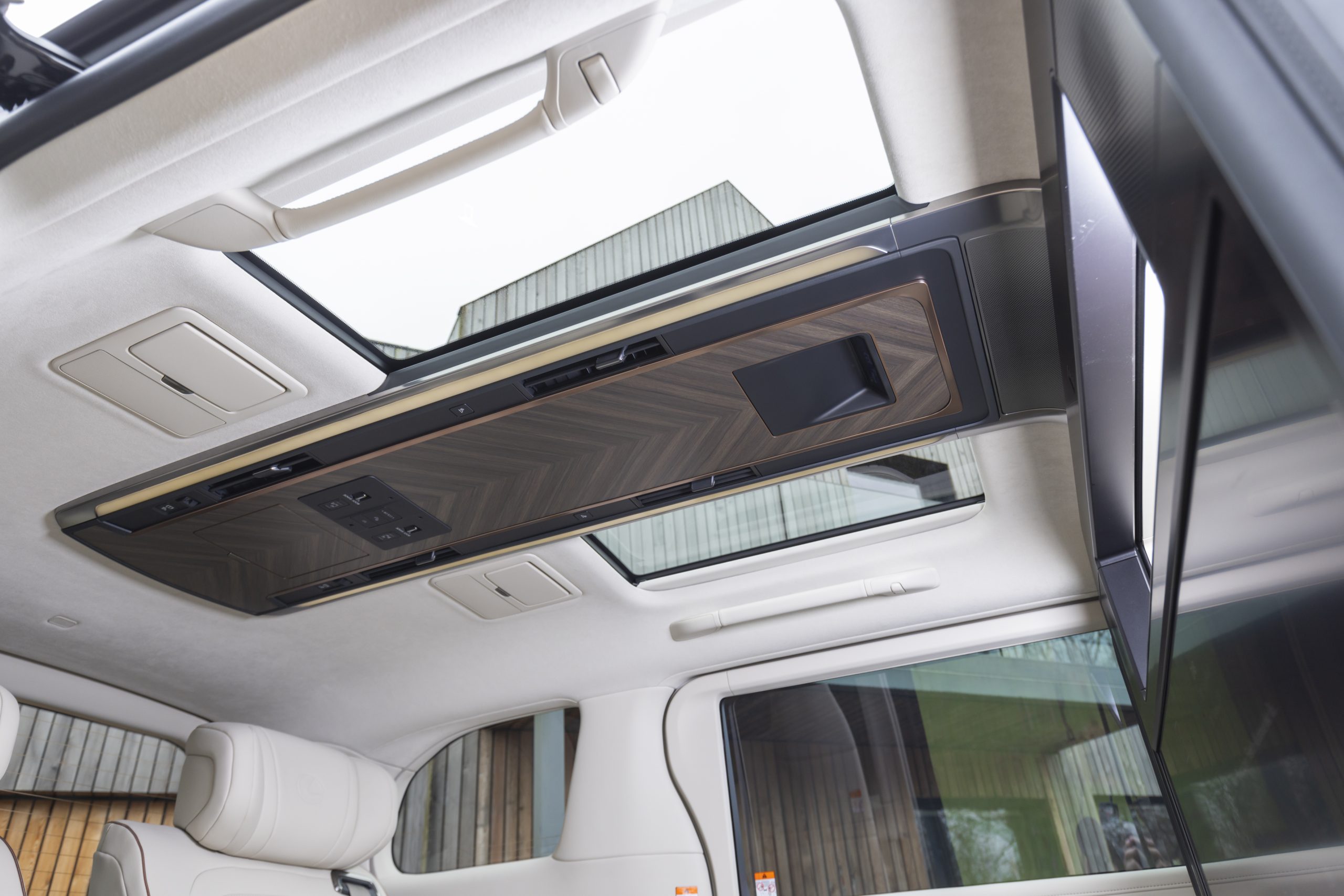 Lexus LM 500h 4 chỗ – An toàn 1