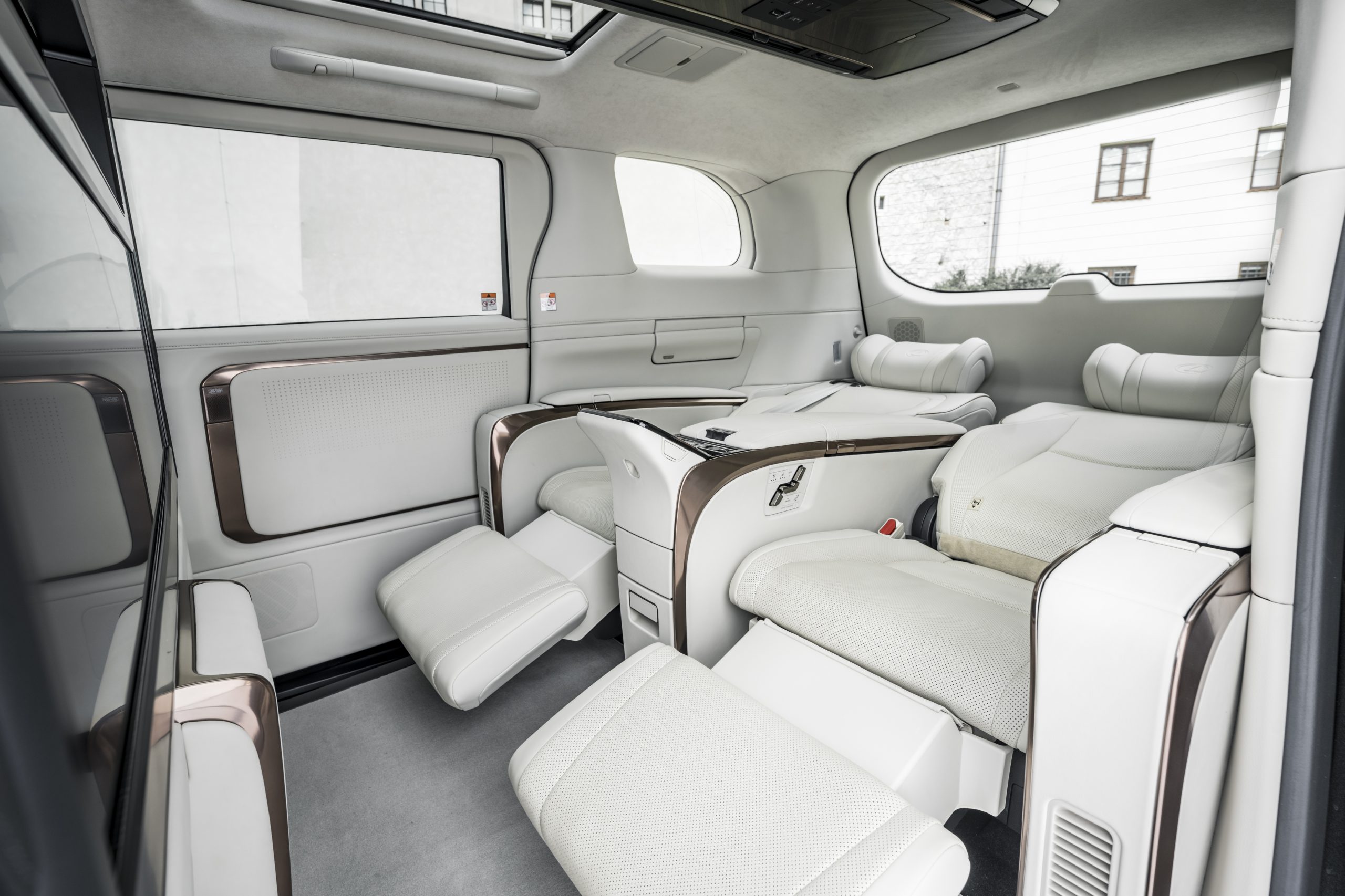 Lexus LM 500h 4 chỗ – Vận hành 2